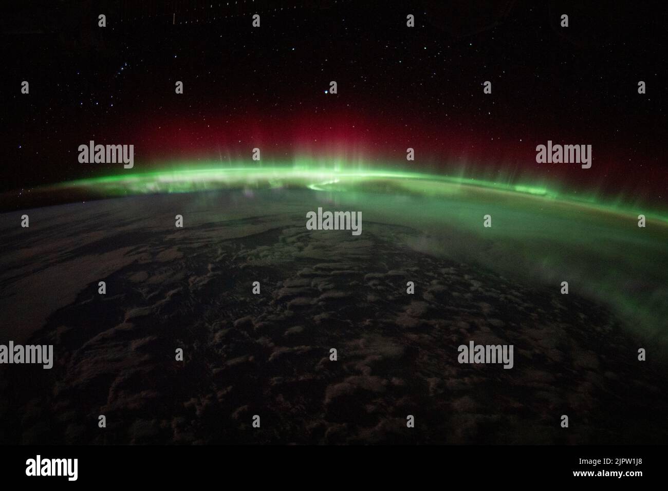 Un'aurora boreale incorona la Terra sotto un cielo stellato in questa fotografia notturna dalla Stazione spaziale Internazionale mentre orbitava a 270 miglia sopra l'Oceano Indiano a sud-est del continente africano 17 agosto 2022 in Earth Orbit. L'aurora, chiamata anche aurora settentrionale, seguì un moderato scoppio solare chiamato espulsione di massa coronale. Credit: Bob Hines/NASA/Alamy Live News Foto Stock