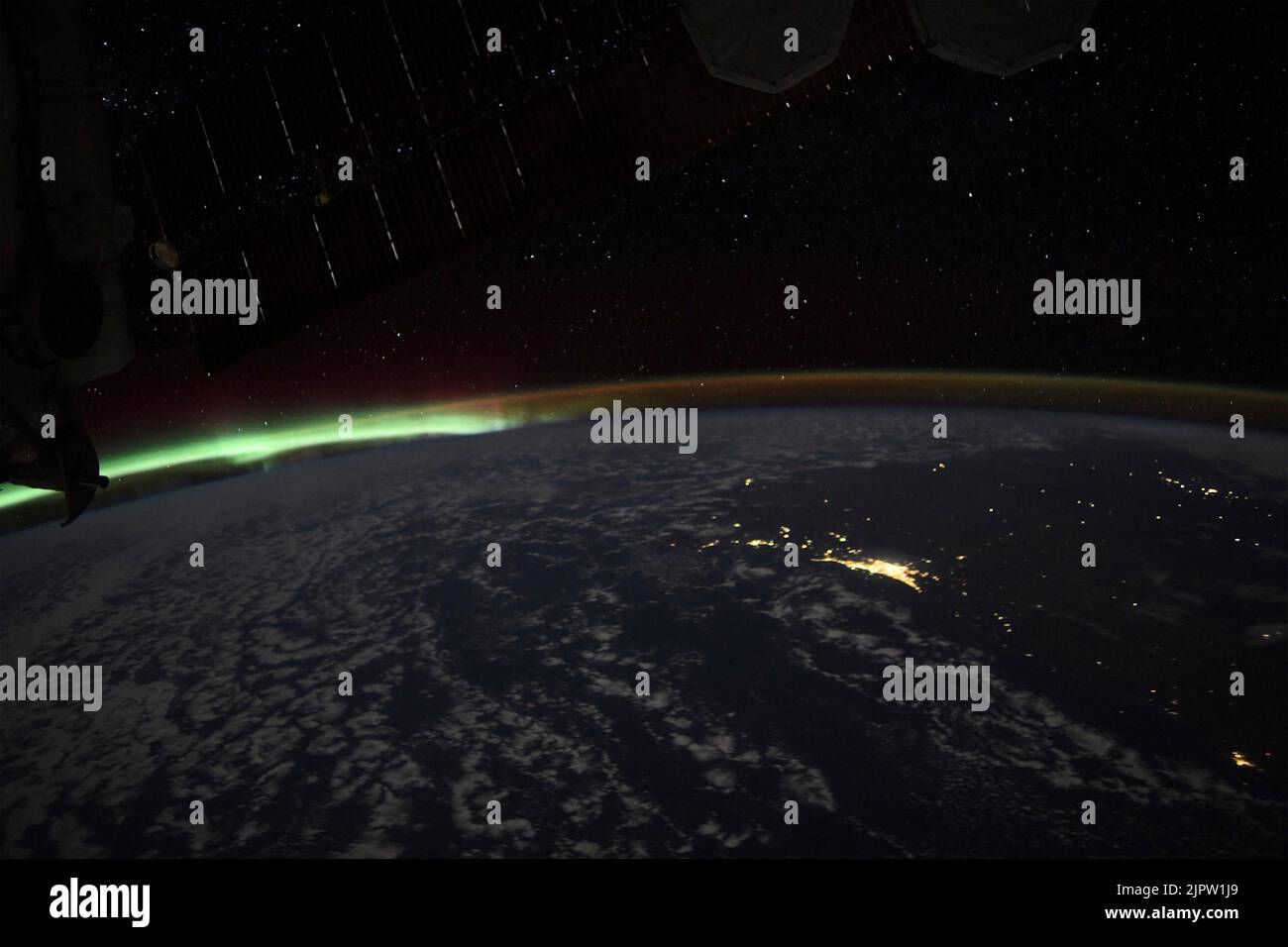 Un'aurora boreale incorona la Terra sotto un cielo stellato in questa fotografia notturna dalla Stazione spaziale Internazionale mentre orbitava a 270 miglia sopra l'Oceano Indiano a sud-est del continente africano 17 agosto 2022 in Earth Orbit. L'aurora, chiamata anche aurora settentrionale, seguì un moderato scoppio solare chiamato espulsione di massa coronale. Credit: Bob Hines/NASA/Alamy Live News Foto Stock