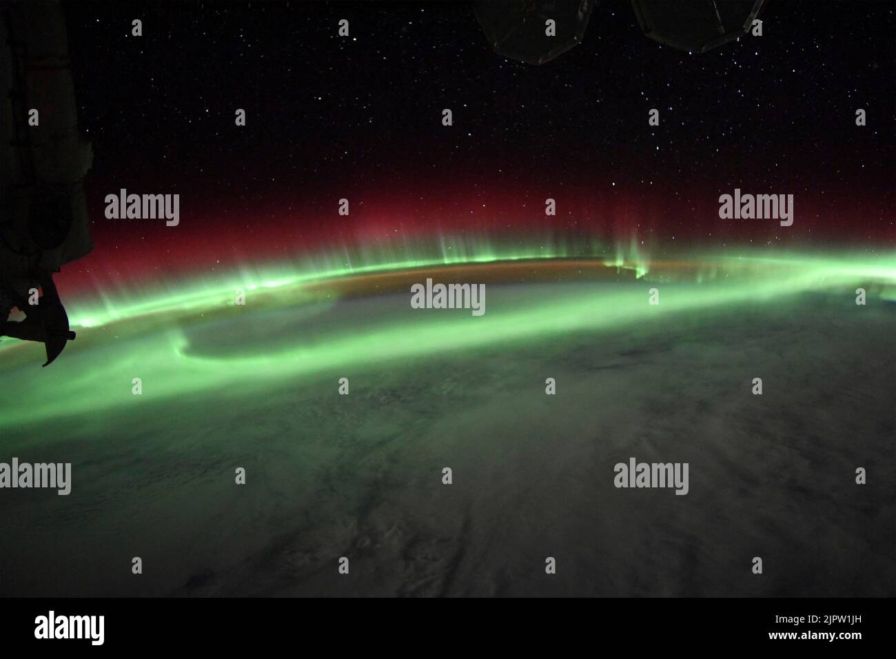 Un'aurora boreale incorona la Terra sotto un cielo stellato in questa fotografia notturna dalla Stazione spaziale Internazionale mentre orbitava a 270 miglia sopra l'Oceano Indiano a sud-est del continente africano 17 agosto 2022 in Earth Orbit. L'aurora, chiamata anche aurora settentrionale, seguì un moderato scoppio solare chiamato espulsione di massa coronale. Credit: Bob Hines/NASA/Alamy Live News Foto Stock