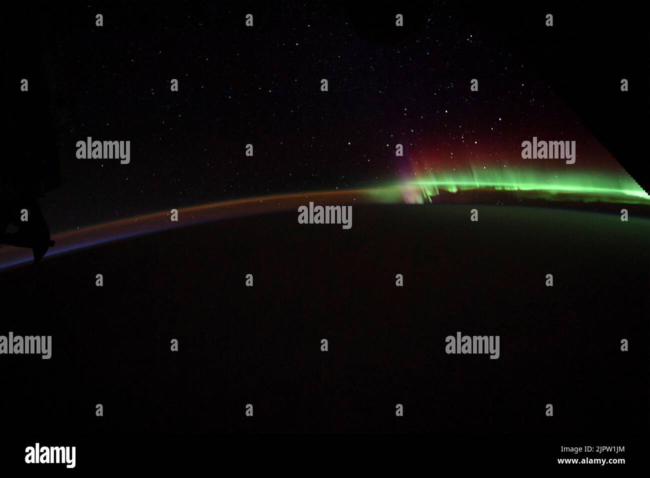 Un'aurora boreale incorona la Terra sotto un cielo stellato in questa fotografia notturna dalla Stazione spaziale Internazionale mentre orbitava a 270 miglia sopra l'Oceano Indiano a sud-est del continente africano 17 agosto 2022 in Earth Orbit. L'aurora, chiamata anche aurora settentrionale, seguì un moderato scoppio solare chiamato espulsione di massa coronale. Credit: Bob Hines/NASA/Alamy Live News Foto Stock