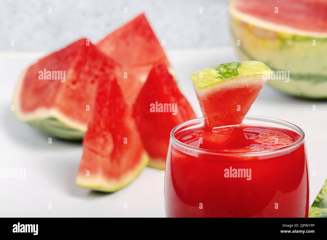 Un bicchiere di succo di cocomero su sfondo di marmo bianco. Foto Stock