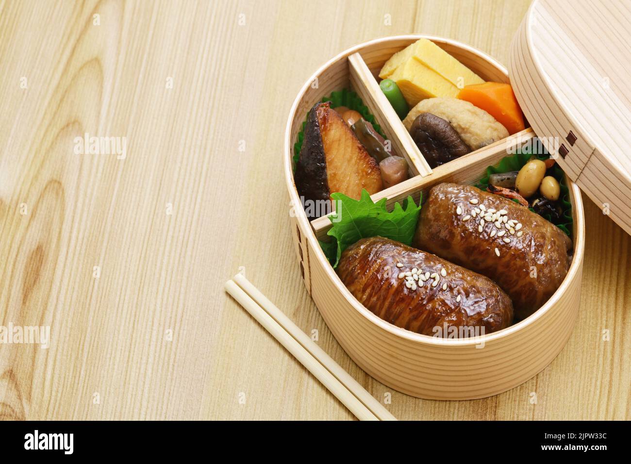 bento box di palle di riso confezionate con manzo, cibo giapponese Foto Stock