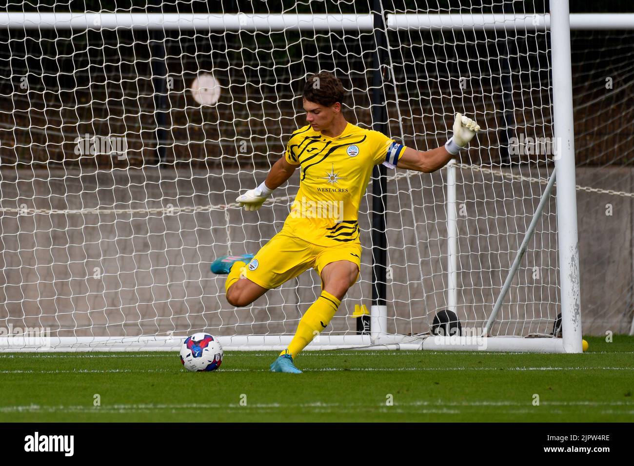 Swansea, Galles. 20 agosto 2022. Il portiere Evan Watts di Swansea City Under 18s prende un calcio d'obiettivo durante il gioco della Professional Development League tra Swansea City Under 18 e Coventry City Under 18 alla Swansea City Academy di Swansea, Galles, Regno Unito, il 20 agosto 2022. Credit: Duncan Thomas/Majestic Media/Alamy Live News. Foto Stock