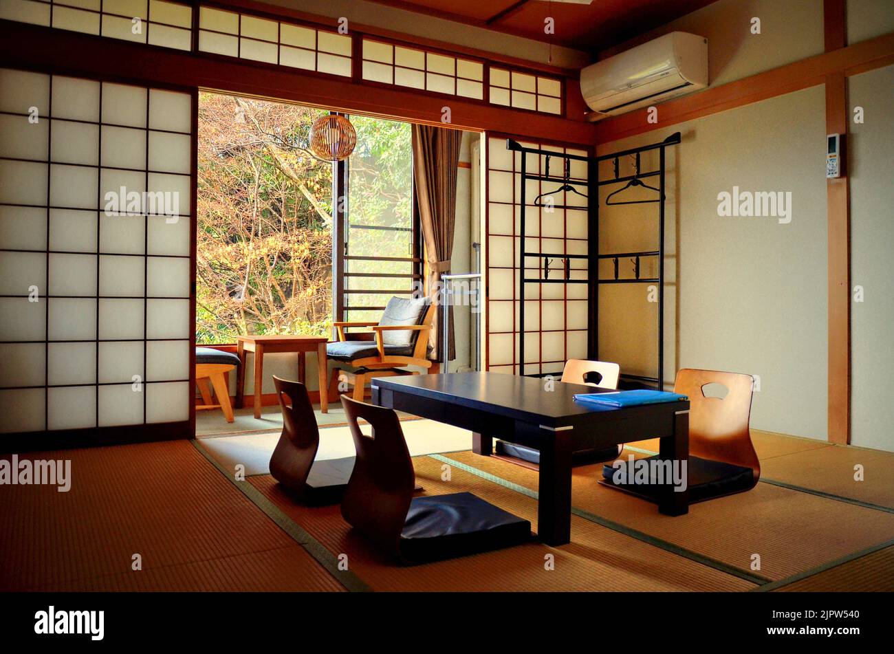 Camera giapponese tradizionale a Itsukushima, isola di Miyajima, prefettura di Hiroshima, Giappone. Foto Stock