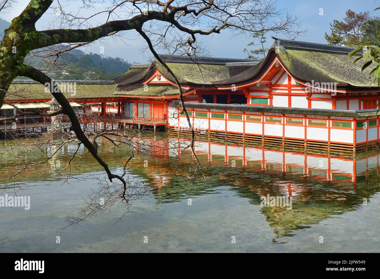 Itsukushima-jinja è un santuario shintoista dell'isola di Miyajima, città di Hatsukaichi, prefettura di Hiroshima, Giappone. Foto Stock