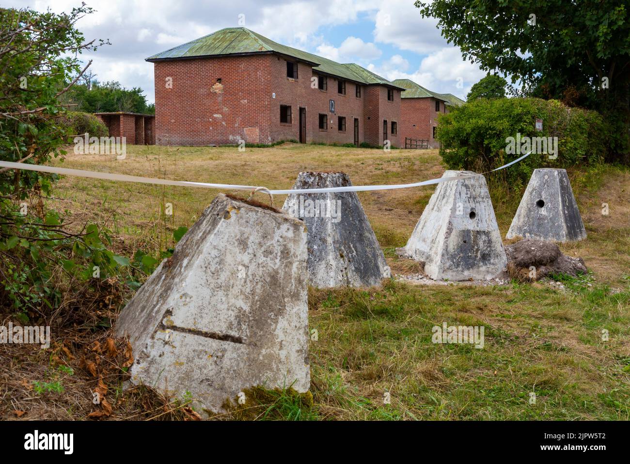 Salisbury Plain, Wiltshire, Regno Unito. 20th agosto 2022. Trasportata indietro ai giorni passati! I visitatori approfittano dell'opportunità di scoprire il villaggio perduto di Imber sulla pianura di Salisbury in uno speciale evento Open Day, Imberbus che gestisce molti autobus Routemaster vecchi e nuovi per portare i visitatori a Imber e altri luoghi della pianura. La popolazione civile del villaggio di Imber fu sfrattata nel 1943 durante la seconda guerra mondiale e rimane un villaggio disabitato, utilizzato dall'esercito britannico come campo di addestramento. Credit: Carolyn Jenkins/Alamy Live News Foto Stock