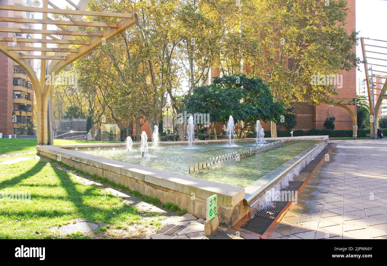 fontana in un giardino di Nou Barris a Barcellona, Catalogna, Spagna, Europa Foto Stock
