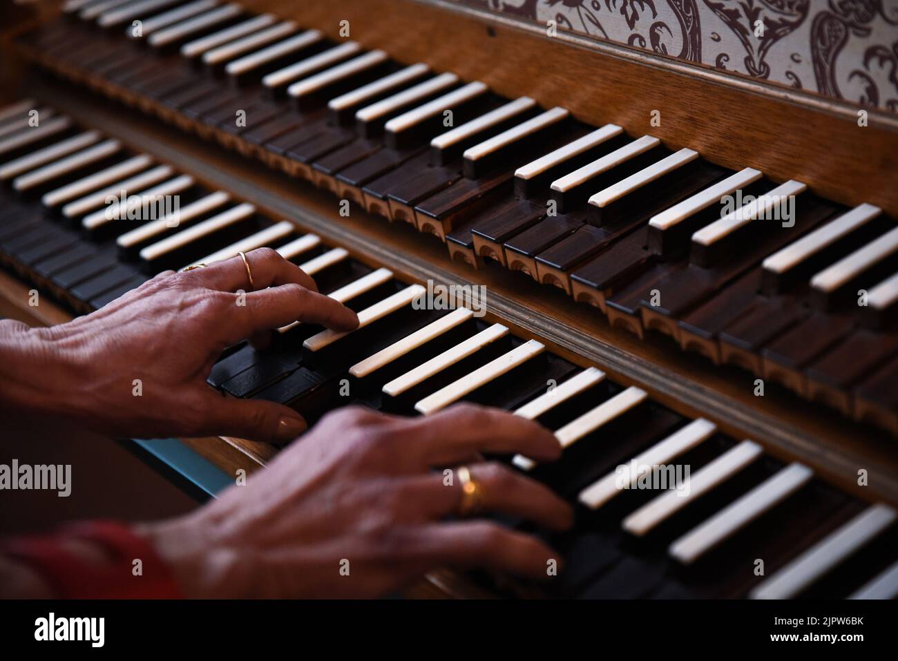 Mature mani femminili che giocano clavicembalo aka strumento musicale Cembalo Foto Stock