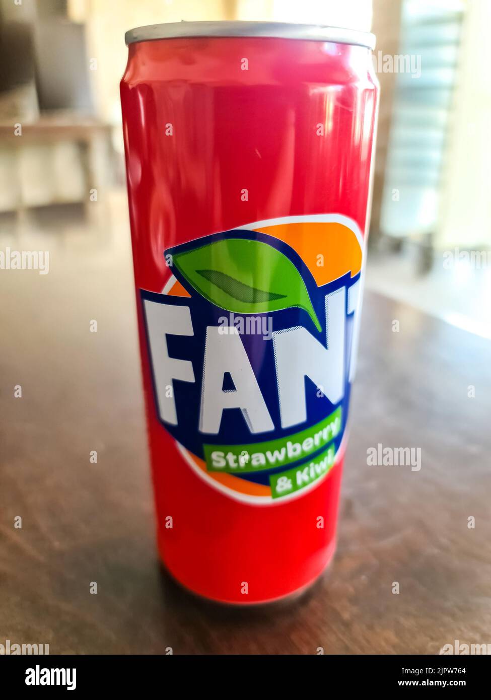 Un colpo verticale di una lattina di alluminio rosso con Fanta kiwi e limonata di fragola Foto Stock