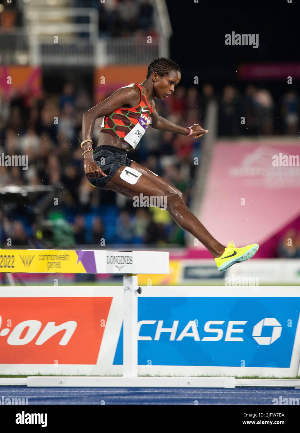 Jackline Chepkoech del Kenya si è sfidato nella finale femminile di steeplechase del 3000m ai Commonwealth Games all'Alexander Stadium di Birmingham, Inghilterra, ON Foto Stock