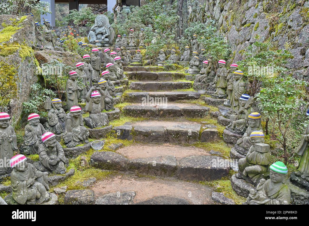 Daisho-in è un tempio buddista situato sul Monte Misen, sull'isola di Miyajima, in Giappone. Qui si possono ammirare centinaia di statue buddiste. Foto Stock