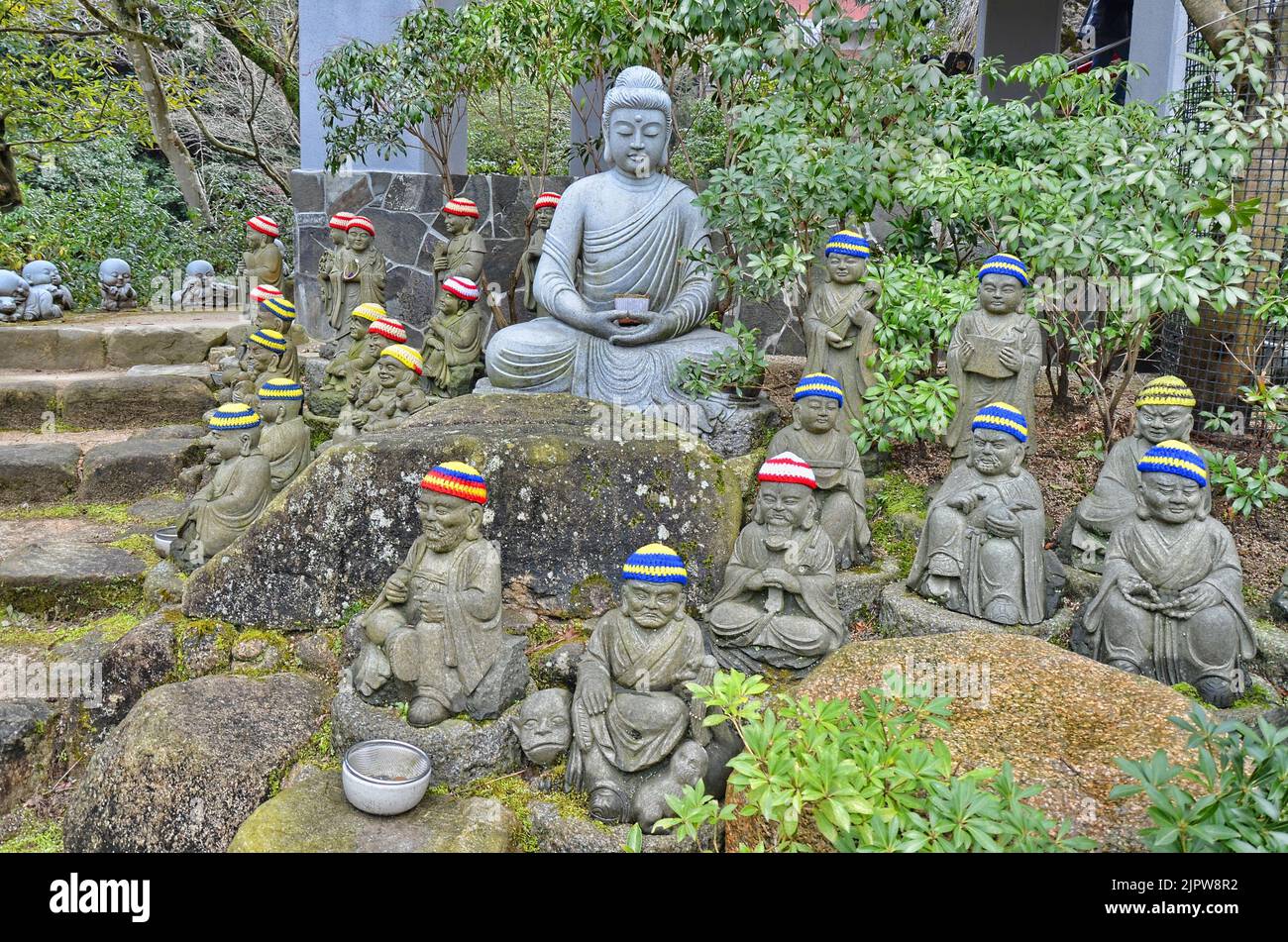Daisho-in è un tempio buddista situato sul Monte Misen, sull'isola di Miyajima, in Giappone. Qui si possono ammirare centinaia di statue buddiste. Foto Stock