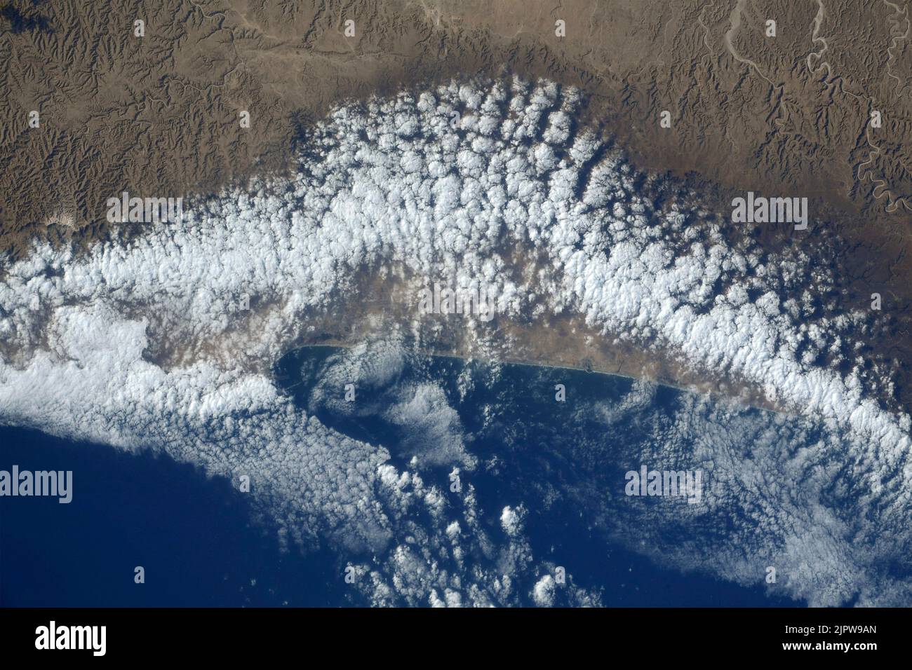 Nebbia marina che arriva a riva presso la riserva naturale Jamal Samhan, 8 agosto 2022, vicino Salaleh, Oman in Earth Orbit. Credit: Bob Hines/NASA/Alamy Live News Foto Stock