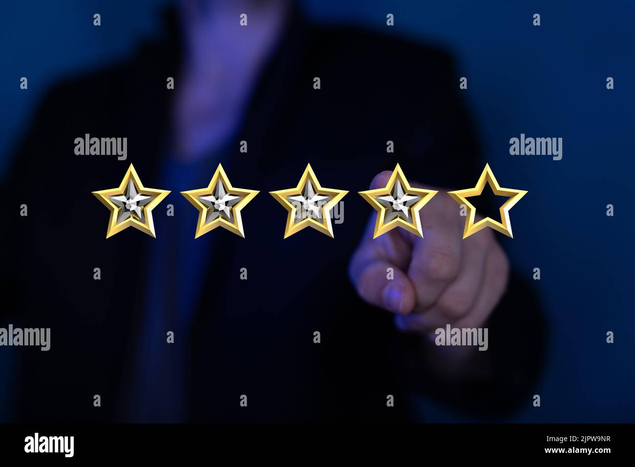 La mano della persona che indica le stelle che sorvolano. Valutazione, valutazione. Foto Stock