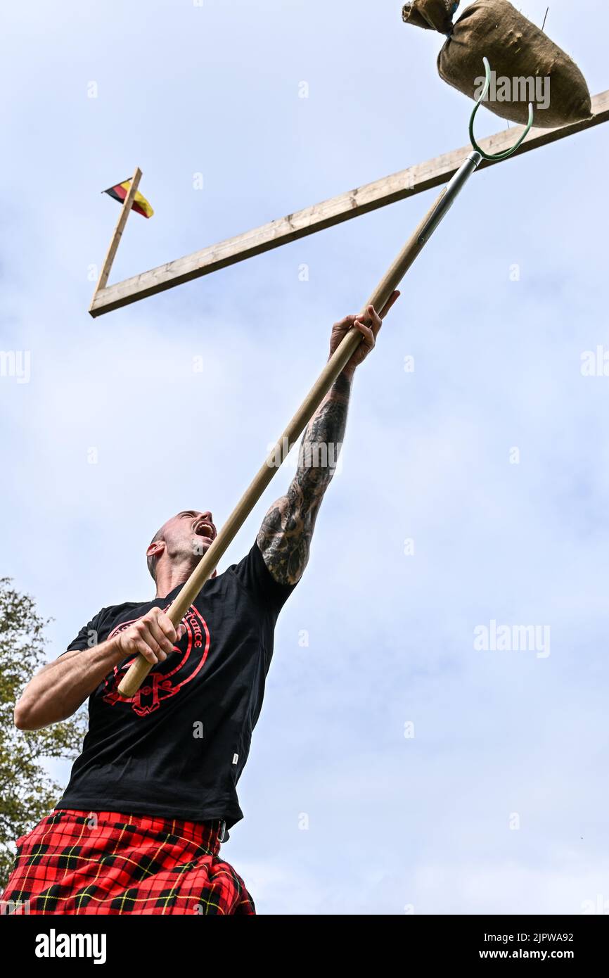 Wilhelmskirch, Germania. 20th ago, 2022. Mike Brigant lancia un sacco di paglia su un fascio alto circa sette metri al 'Oberschwäbische Highländgames'. Il cosiddetto 'Sheaf toss' è una disciplina dei Giochi delle Highland. Squadre provenienti da tutta la Germania meridionale si sono incontrate per competere nei giochi. Credit: Felix Kästle/dpa/Alamy Live News Foto Stock
