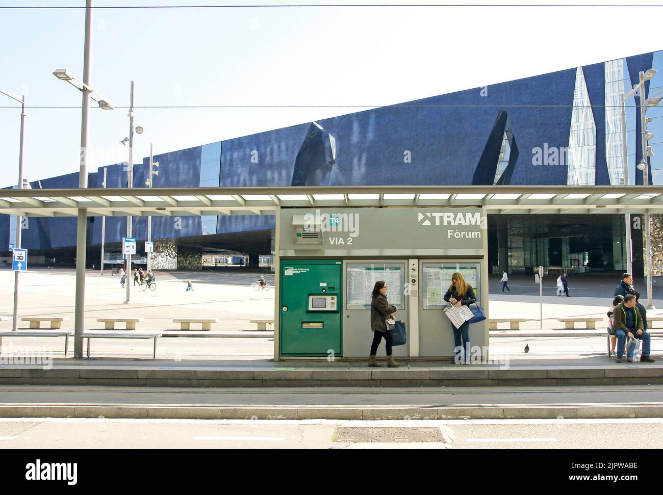Fermata del tram in Plaza de Les Glories, Barcellona, Catalunya, Spagna, Europa Foto Stock