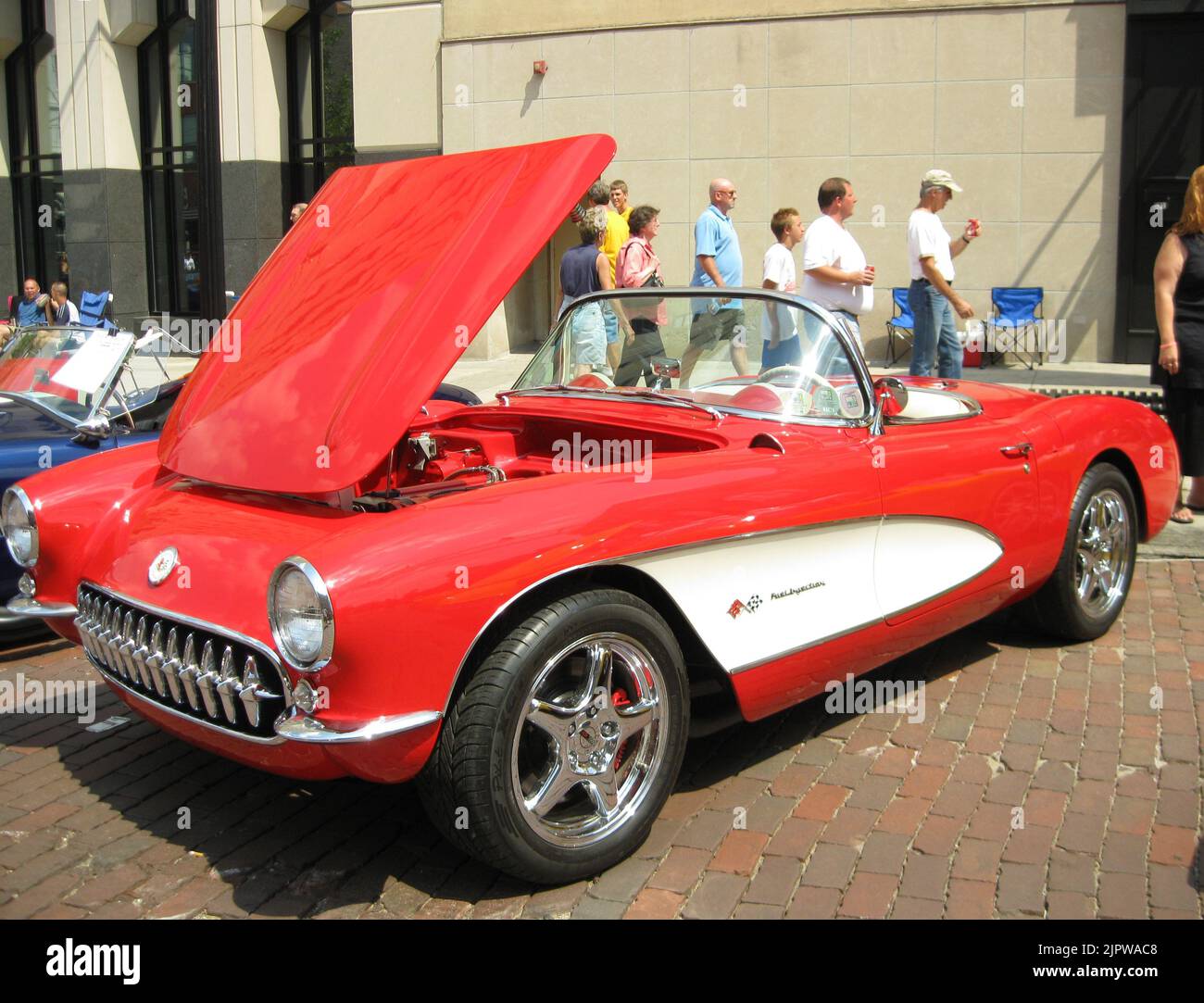 Una Corvette rossa Chevrolet durante l'evento Back to the Bricks American Classic Car Foto Stock