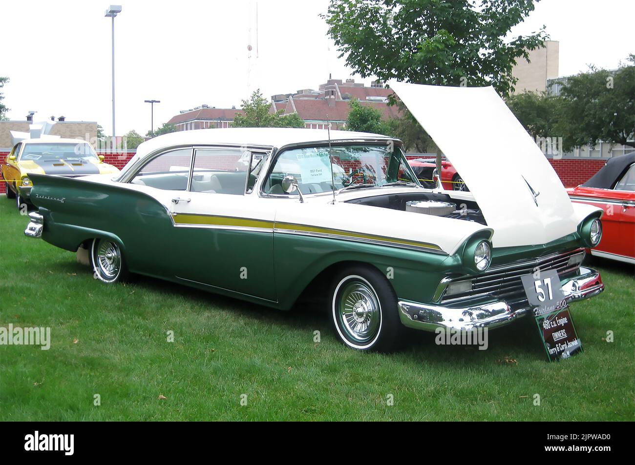 Una Ford Fairlane 500 Skyliner all'evento di auto classica americana Back to the Bricks Foto Stock