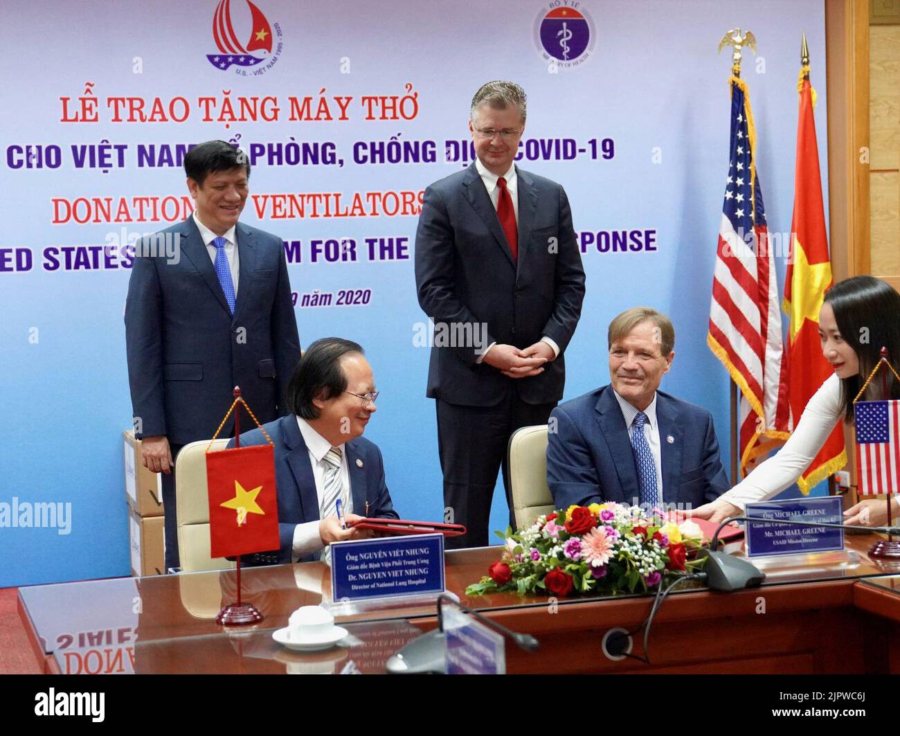 Gli Stati Uniti forniscono ventilatori al Vietnam per rispondere a COVID-19 - 50400217827 Foto Stock