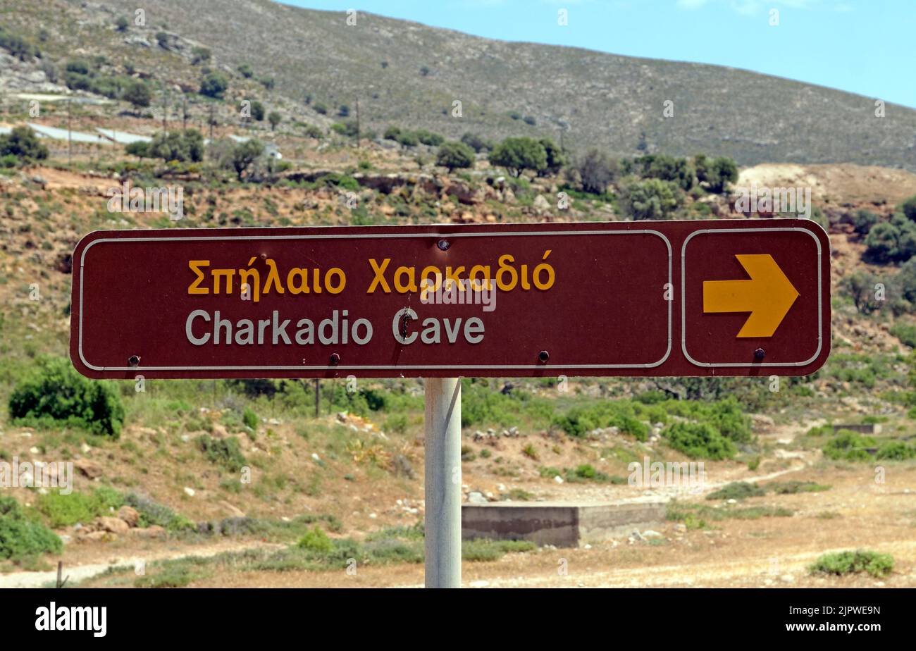 Charkadio Cave, segnaletica per il sito di scavo di elefanti nani. Tilos, Grecia. Bilingue Foto Stock