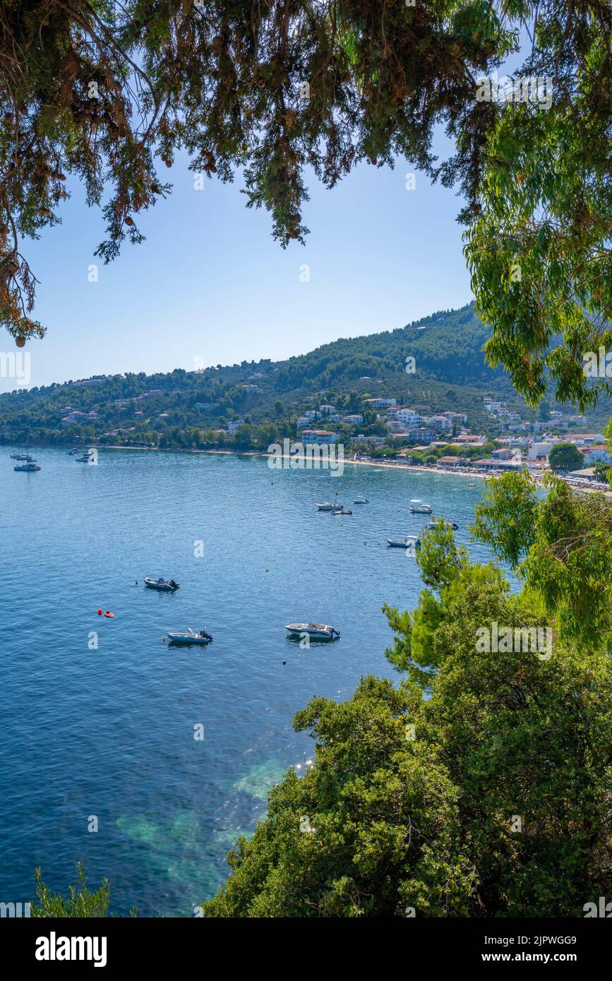 Vista di Paralia Megali Ammos nella città di Skiathos, Isola di Skiathos, Isole Sporadi, Isole greche, Grecia, Europa Foto Stock