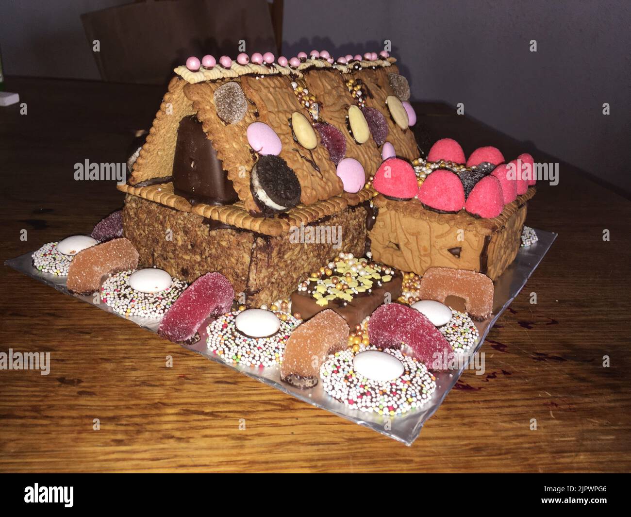 Knusperhäuschen aus Lebkuchen, Keksen, Spekulatius und Süßigkeiten Foto Stock