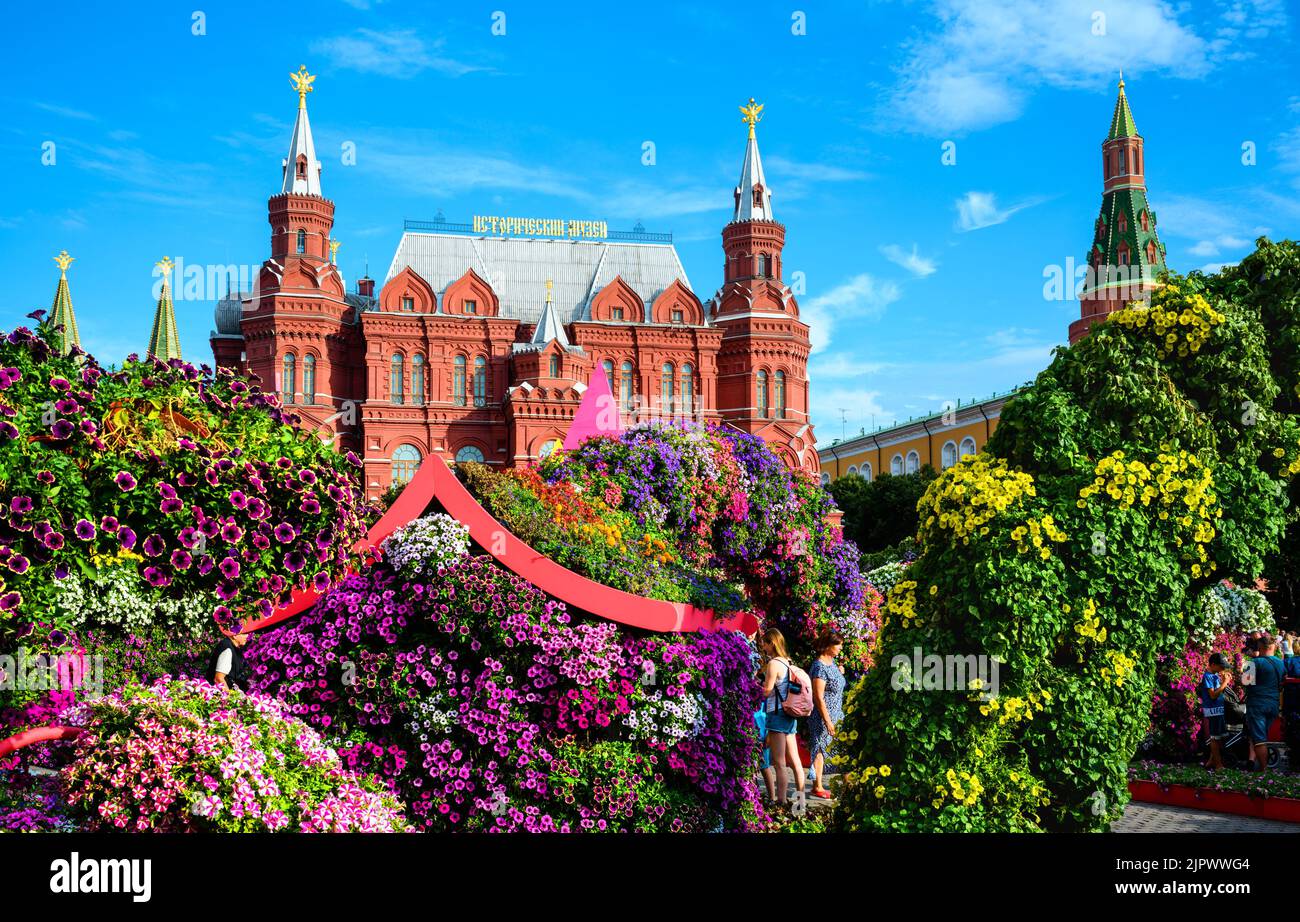 Mosca – 2 agosto 2022: Fiori in Piazza Manege, Mosca, Russia. Museo storico e Cremlino sullo sfondo, antichi monumenti di Mosca. Scenario di beautifu Foto Stock