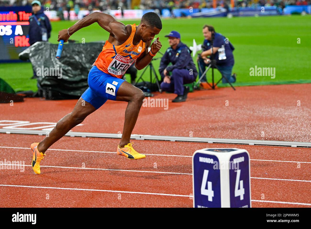 MUNCHEN, GERMANIA - 20 AGOSTO: Isayah Boers of the Netherlands in gara nel 4x400m maschile ai Campionati europei di Monaco 2022 all'Olympiastadion del 20 agosto 2022 a Monaco (Foto di Andy Astfalck/BSR Agency) Foto Stock
