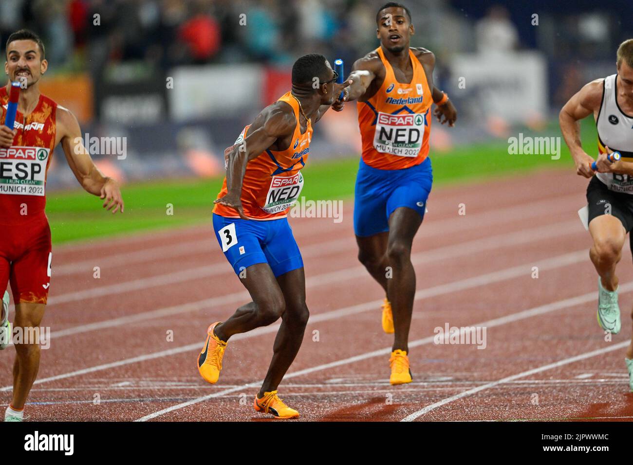 MUNCHEN, GERMANIA - 20 AGOSTO: Isayah Boers dei Paesi Bassi e Liemarvin Bonevacia dei Paesi Bassi in gara nel 4x400m maschile ai Campionati europei di Monaco 2022 all'Olympiastadion del 20 agosto 2022 a Monaco (Foto di Andy Astfalck/BSR Agency) Foto Stock