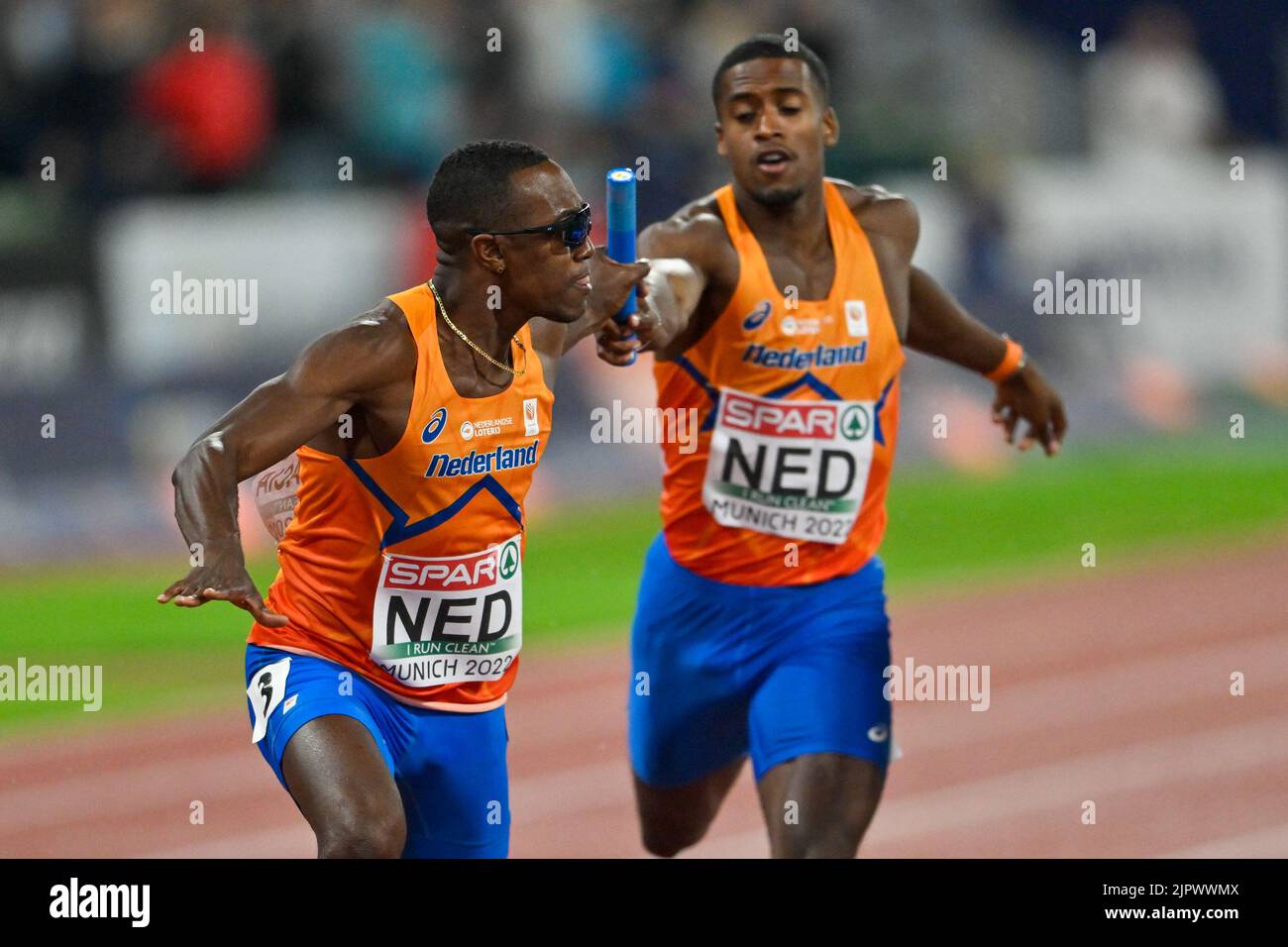 MUNCHEN, GERMANIA - 20 AGOSTO: Isayah Boers dei Paesi Bassi e Liemarvin Bonevacia dei Paesi Bassi in gara nel 4x400m maschile ai Campionati europei di Monaco 2022 all'Olympiastadion del 20 agosto 2022 a Monaco (Foto di Andy Astfalck/BSR Agency) Foto Stock