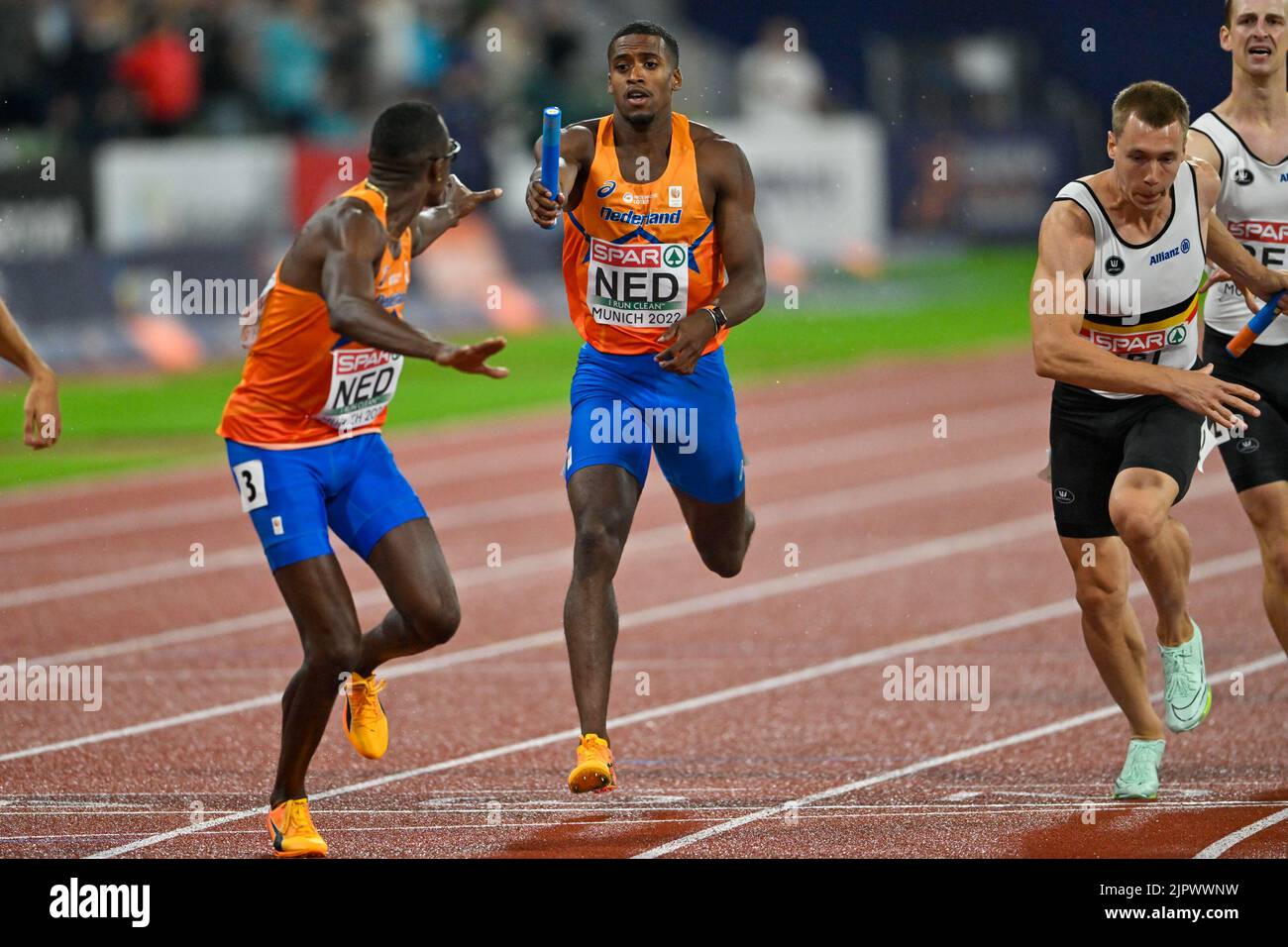 MUNCHEN, GERMANIA - 20 AGOSTO: Isayah Boers dei Paesi Bassi e Liemarvin Bonevacia dei Paesi Bassi in gara nel 4x400m maschile ai Campionati europei di Monaco 2022 all'Olympiastadion del 20 agosto 2022 a Monaco (Foto di Andy Astfalck/BSR Agency) Foto Stock