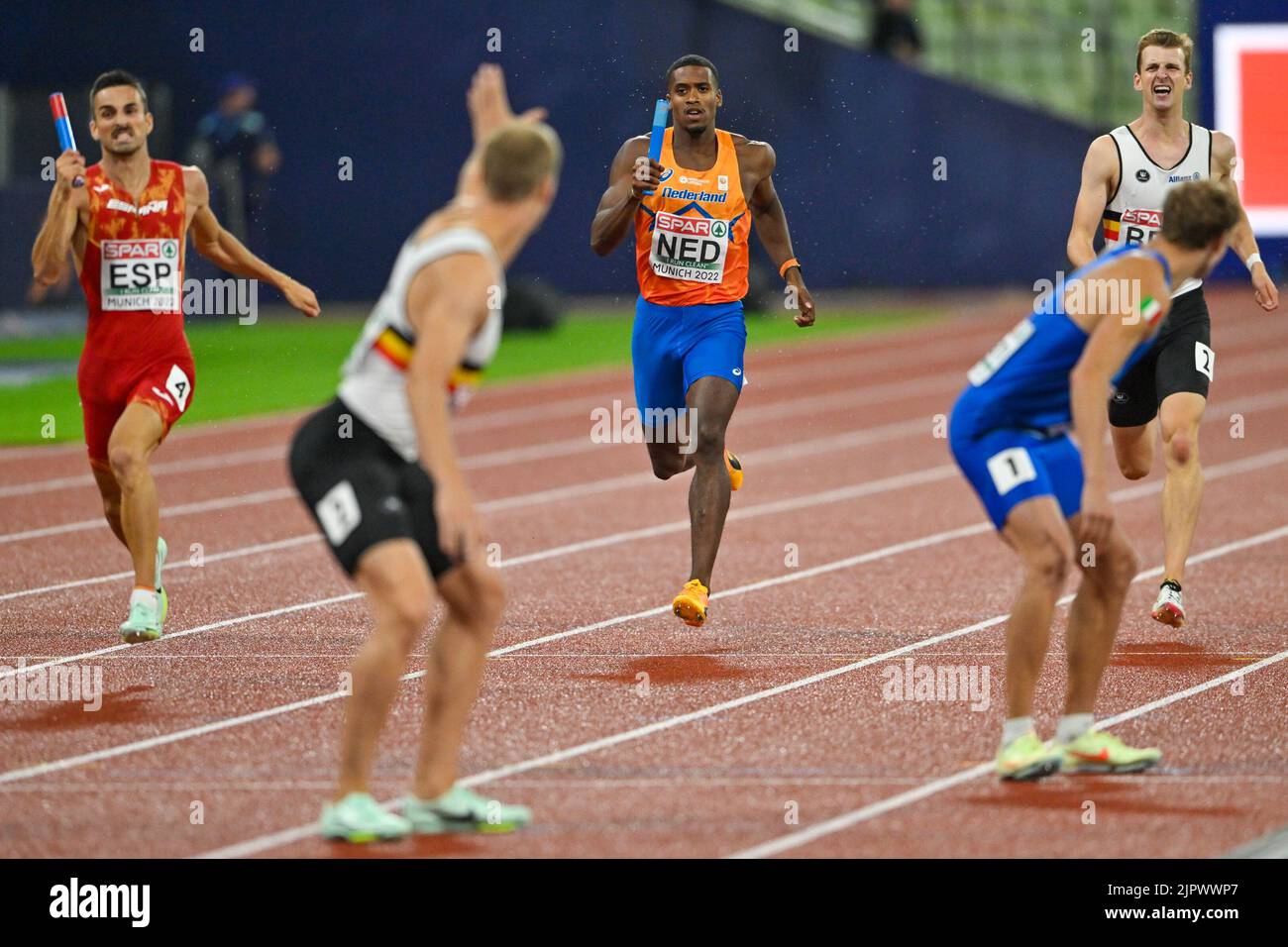 MUNCHEN, GERMANIA - 20 AGOSTO: Isayah Boers of the Netherlands in gara nel 4x400m maschile ai Campionati europei di Monaco 2022 all'Olympiastadion del 20 agosto 2022 a Monaco (Foto di Andy Astfalck/BSR Agency) Foto Stock