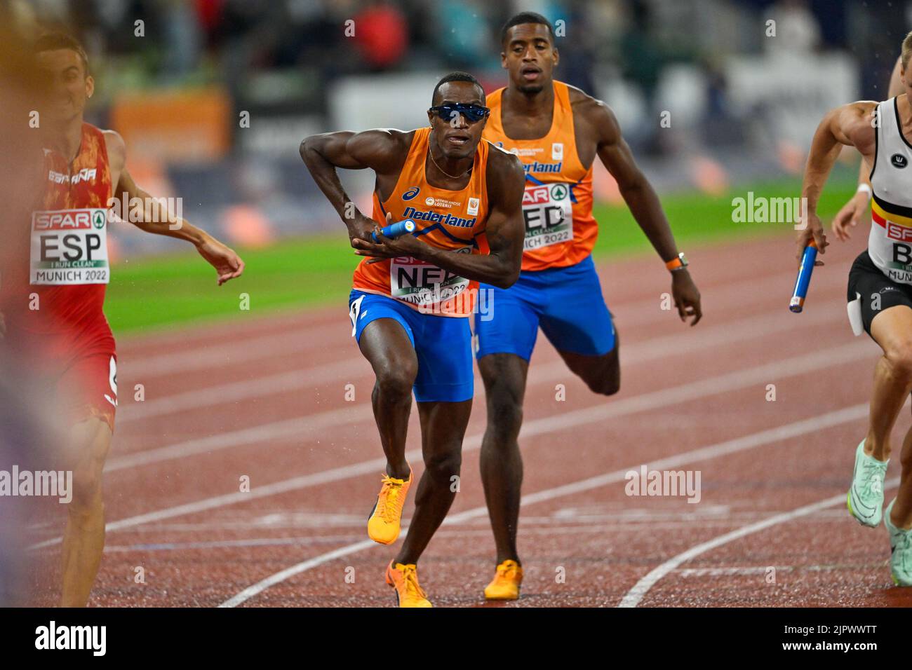 MUNCHEN, GERMANIA - 20 AGOSTO: Isayah Boers dei Paesi Bassi e Liemarvin Bonevacia dei Paesi Bassi in gara nel 4x400m maschile ai Campionati europei di Monaco 2022 all'Olympiastadion del 20 agosto 2022 a Monaco (Foto di Andy Astfalck/BSR Agency) Foto Stock