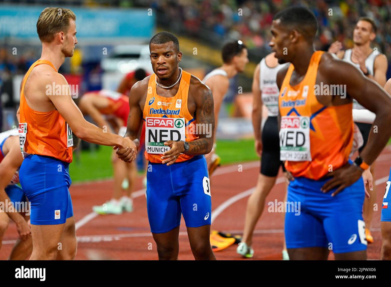 MUNCHEN, GERMANIA - 20 AGOSTO: Jochem Dobber dei Paesi Bassi, Ramsey Angela dei Paesi Bassi e Isayah Boers dei Paesi Bassi si accanono dopo aver gareggiato in 4x400m uomini ai Campionati europei di Monaco 2022 all'Olympiastadion il 20 agosto 2022 a Monaco (Foto di Andy Astfalck/BSR Agency) Foto Stock