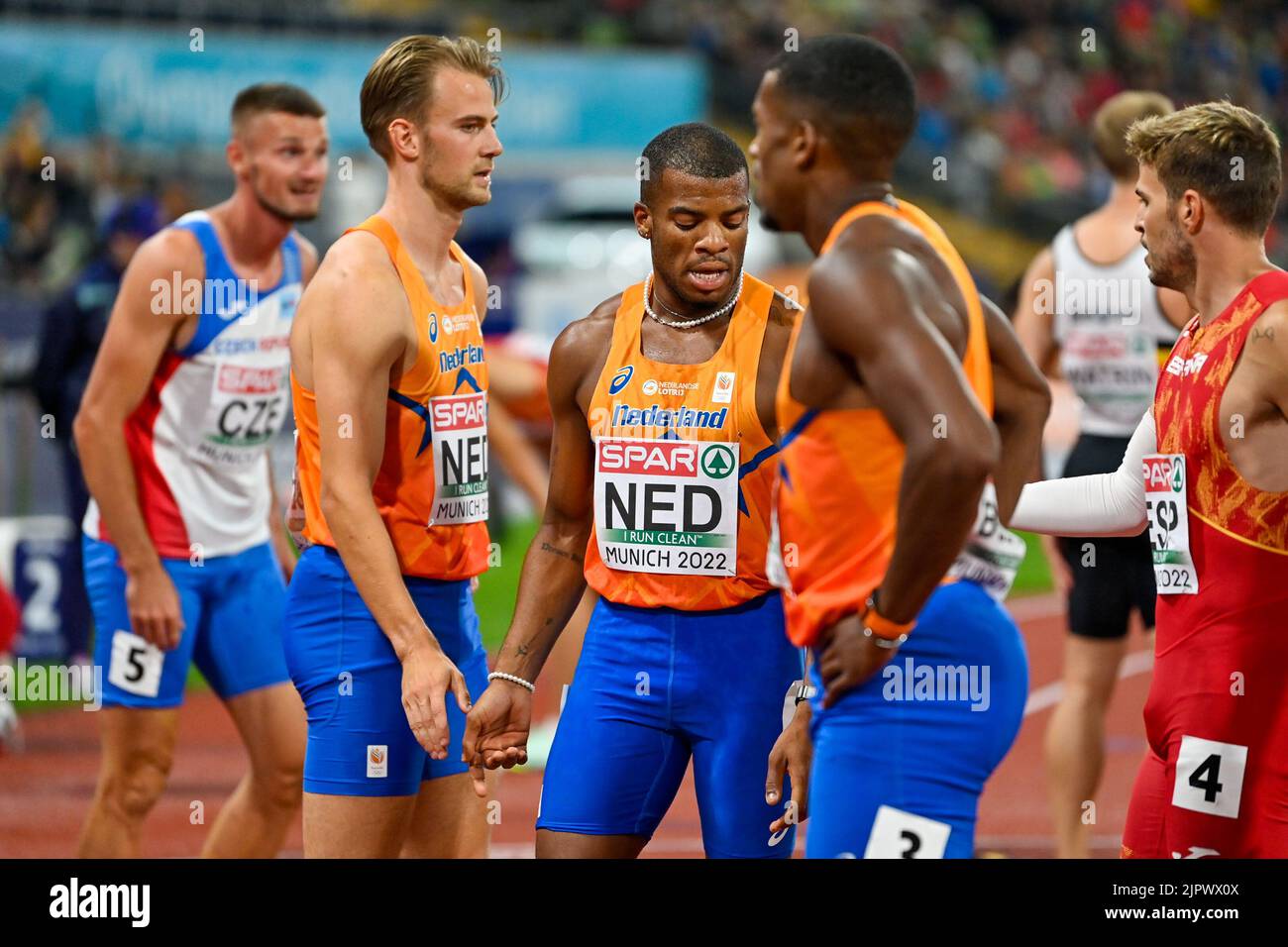 MUNCHEN, GERMANIA - 20 AGOSTO: Jochem Dobber dei Paesi Bassi, Ramsey Angela dei Paesi Bassi e Isayah Boers dei Paesi Bassi si accanono dopo aver gareggiato in 4x400m uomini ai Campionati europei di Monaco 2022 all'Olympiastadion il 20 agosto 2022 a Monaco (Foto di Andy Astfalck/BSR Agency) Foto Stock