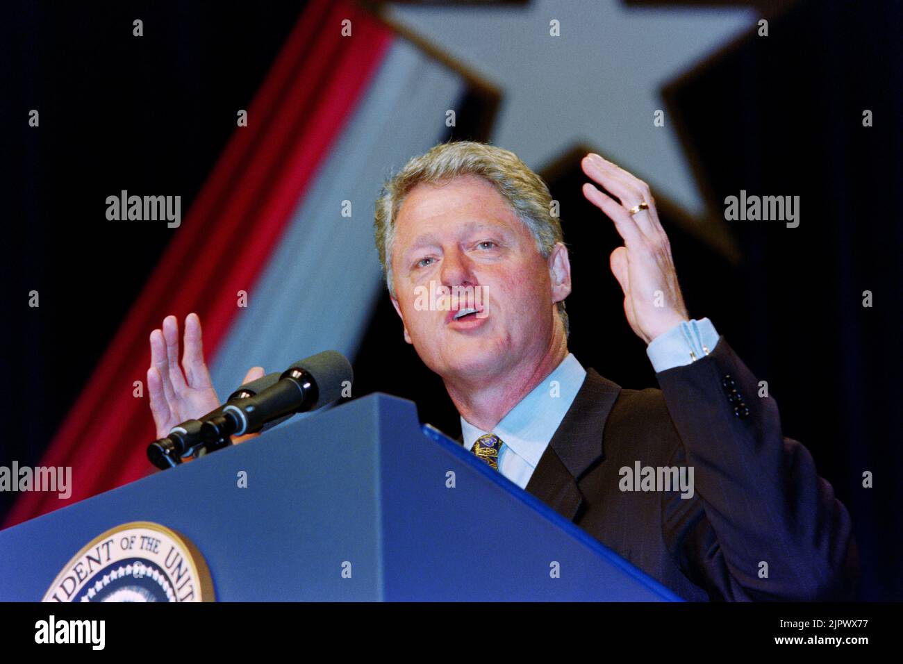 Il Presidente degli Stati Uniti Bill Clinton consegna le sue osservazioni durante il concerto del Saxophone Club alla DAR Constitution Hall, 29 ottobre 1996 a Washington, D.C. Foto Stock