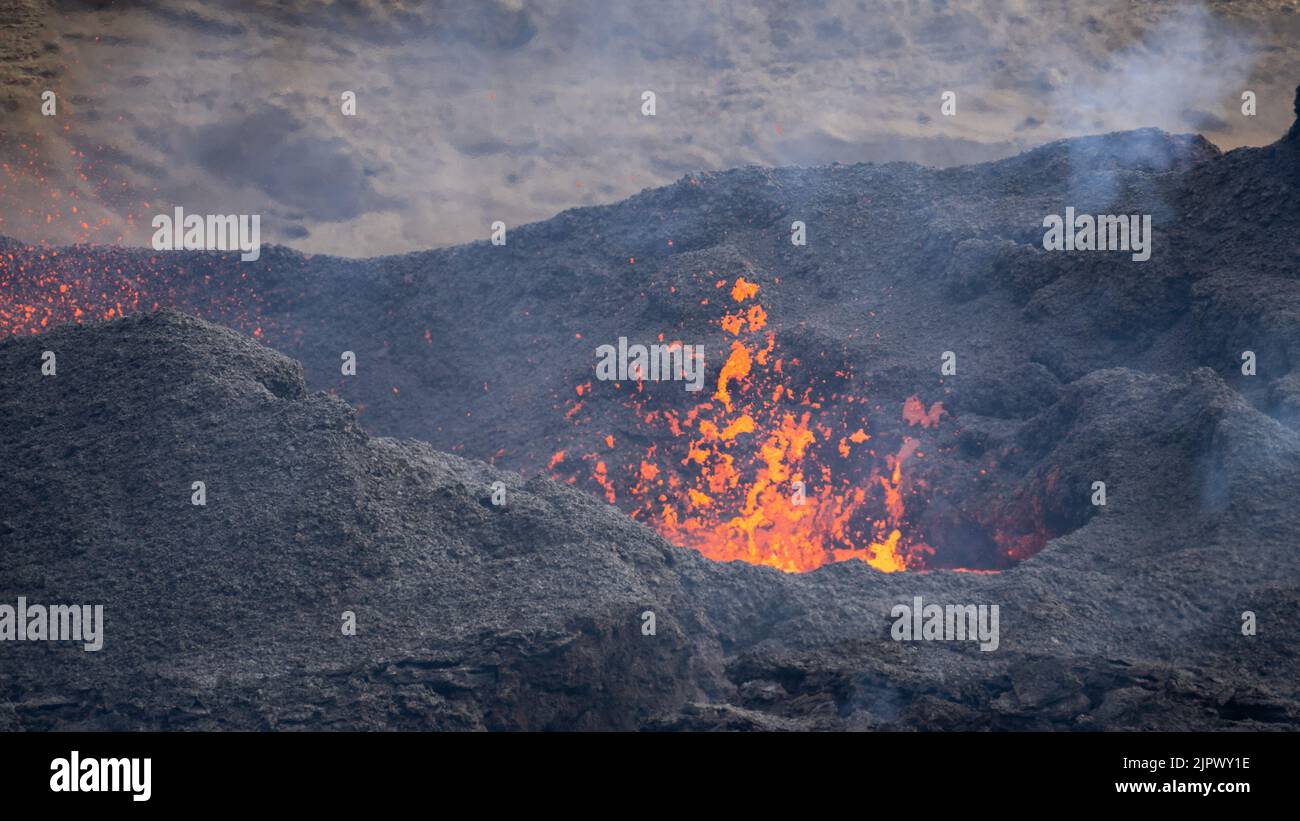 Valle di Meradalir, Islanda. 19th agosto, 2022. Eruzione vulcanica nella valle di Meradalir del vulcano Fagradalfjall, Islanda sud-occidentale. L'eruzione è iniziata il 3rd 2022 agosto, ma sta lentamente finendo a partire dal 20th agosto. Credit: Daniel Freyr Jónsson/Alamy Live News Foto Stock