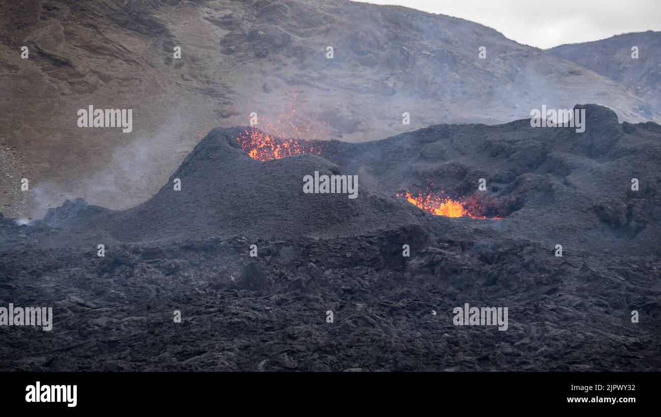 Valle di Meradalir, Islanda. 19th agosto, 2022. Eruzione vulcanica nella valle di Meradalir del vulcano Fagradalfjall, Islanda sud-occidentale. L'eruzione è iniziata il 3rd 2022 agosto, ma sta lentamente finendo a partire dal 20th agosto. Credit: Daniel Freyr Jónsson/Alamy Live News Foto Stock