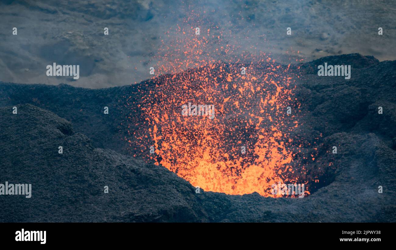 Valle di Meradalir, Islanda. 19th agosto, 2022. Eruzione vulcanica nella valle di Meradalir del vulcano Fagradalfjall, Islanda sud-occidentale. L'eruzione è iniziata il 3rd 2022 agosto, ma sta lentamente finendo a partire dal 20th agosto. Credit: Daniel Freyr Jónsson/Alamy Live News Foto Stock