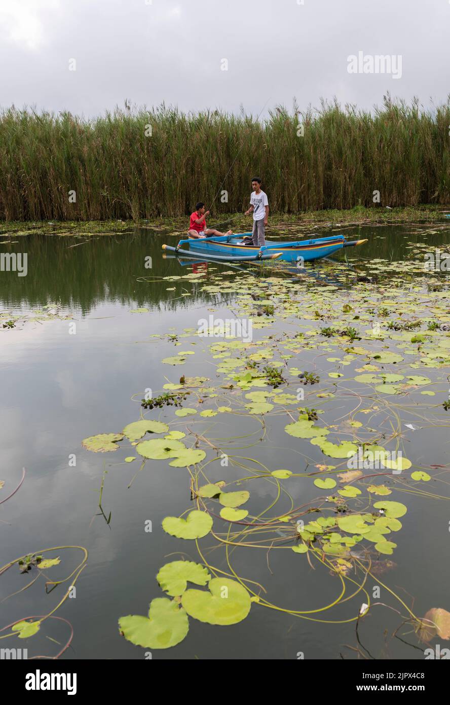 UBUD, BALI, INDONESIA, 15 MAGGIO 2017; I bambini pescano sul lago Danau Bratan. Foto Stock