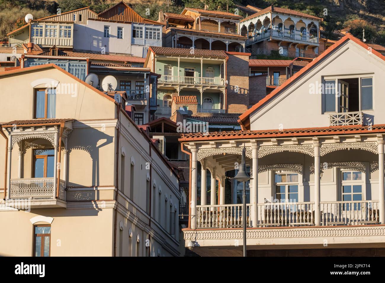 Vecchie case del distretto di Abanotubani di Tbilisi, Georgia. Foto Stock