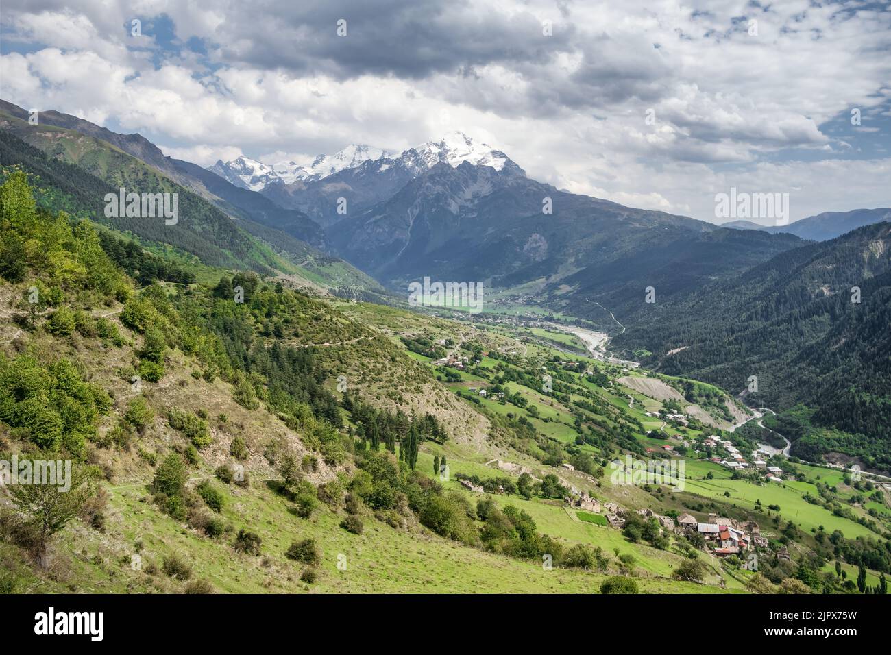 Paesaggio delle maestose montagne del Caucaso nella regione di Svaneti, Georgia Foto Stock