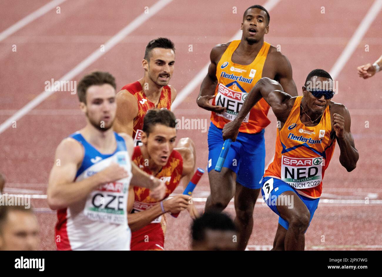 MUNCHEN - Liemarvin Bonevacia (r) e Isayah Boers in azione durante l'ultima staffetta 4x400 metri nella decima giornata del Campionato Multi-europeo. La città tedesca di Monaco ospiterà nel 2022 un campionato europeo combinato di vari sport. ANP IRIS VAN DEN BROEK Foto Stock