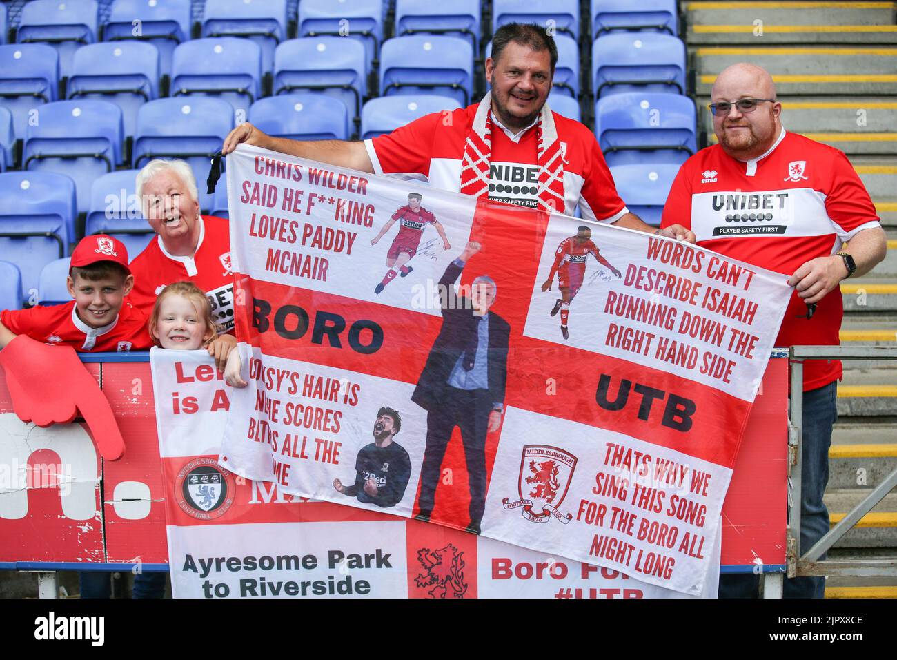 Reading, Regno Unito. 20th ago, 2022. I fan di Middlesbrough negli stand al fischio finale di Reading, Regno Unito, il 8/20/2022. (Foto di Arron Gent/News Images/Sipa USA) Credit: Sipa USA/Alamy Live News Foto Stock