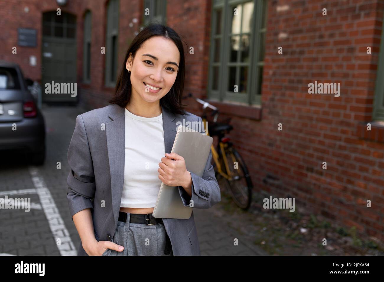 Giovane professionista leader asiatico business donna vestito, ritratto all'aperto. Foto Stock