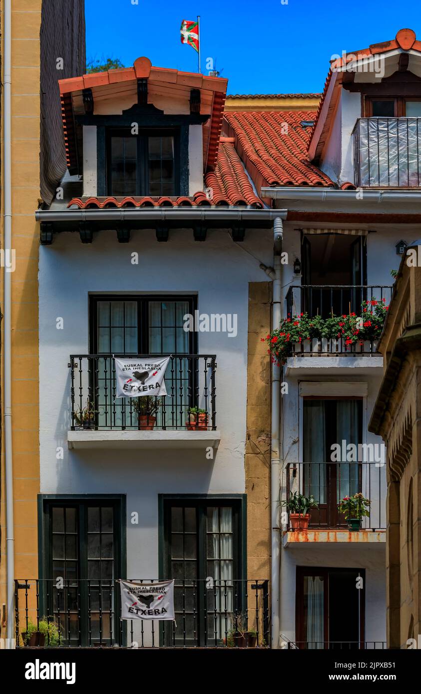 San Sebastian, Spagna - 26 giugno 2021: Casa di città vecchia con una bandiera del movimento basco di liberazione nazionale dice casa di prigionieri baschi e fuggiaschi Foto Stock