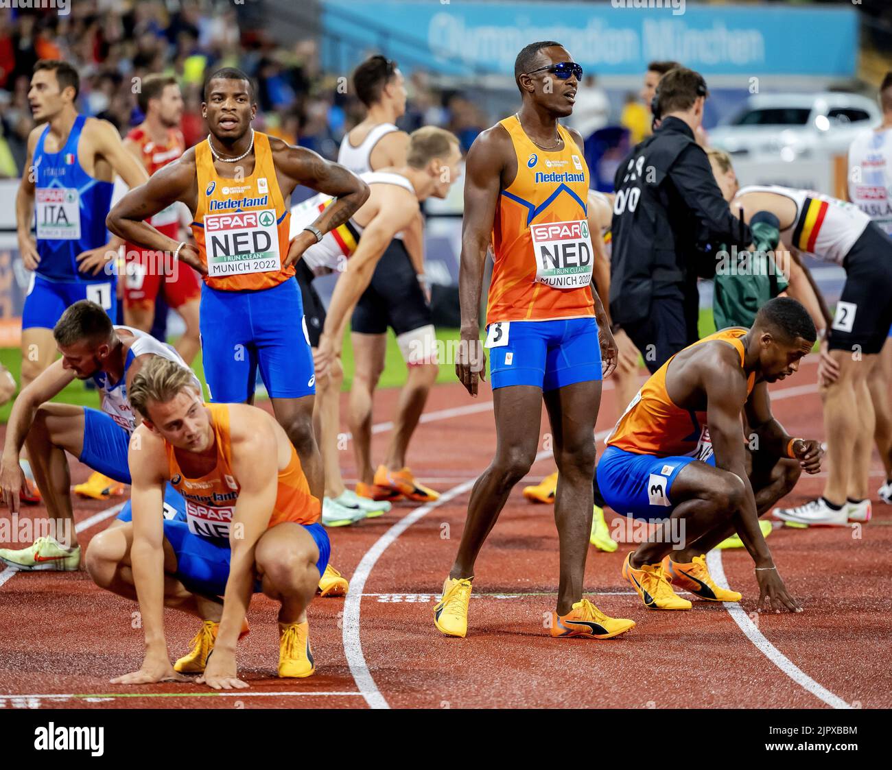 MUNCHEN - Jochem Dobber, Ramsey Angela, Liemarvin Bonevacia e Isayah Boers in azione durante la staffetta finale 4x400 metri nella decima giornata del Campionato Multi-europeo. La città tedesca di Monaco ospiterà un campionato europeo combinato di vari sport nel 2022. Della staffetta finale 4x400 metri nella decima giornata del Campionato Multi-europeo. La città tedesca di Monaco ospiterà nel 2022 un campionato europeo combinato di vari sport. ANP ROBIN VAN LONKHUIJSEN Foto Stock