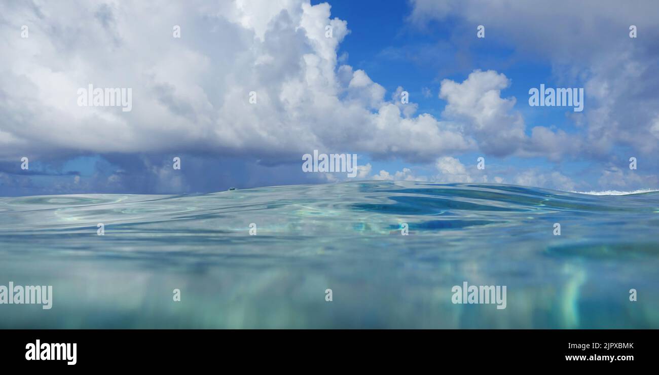 Mare dalla superficie dell'acqua dell'oceano con cielo blu e nuvole, scena naturale, oceano Pacifico Foto Stock