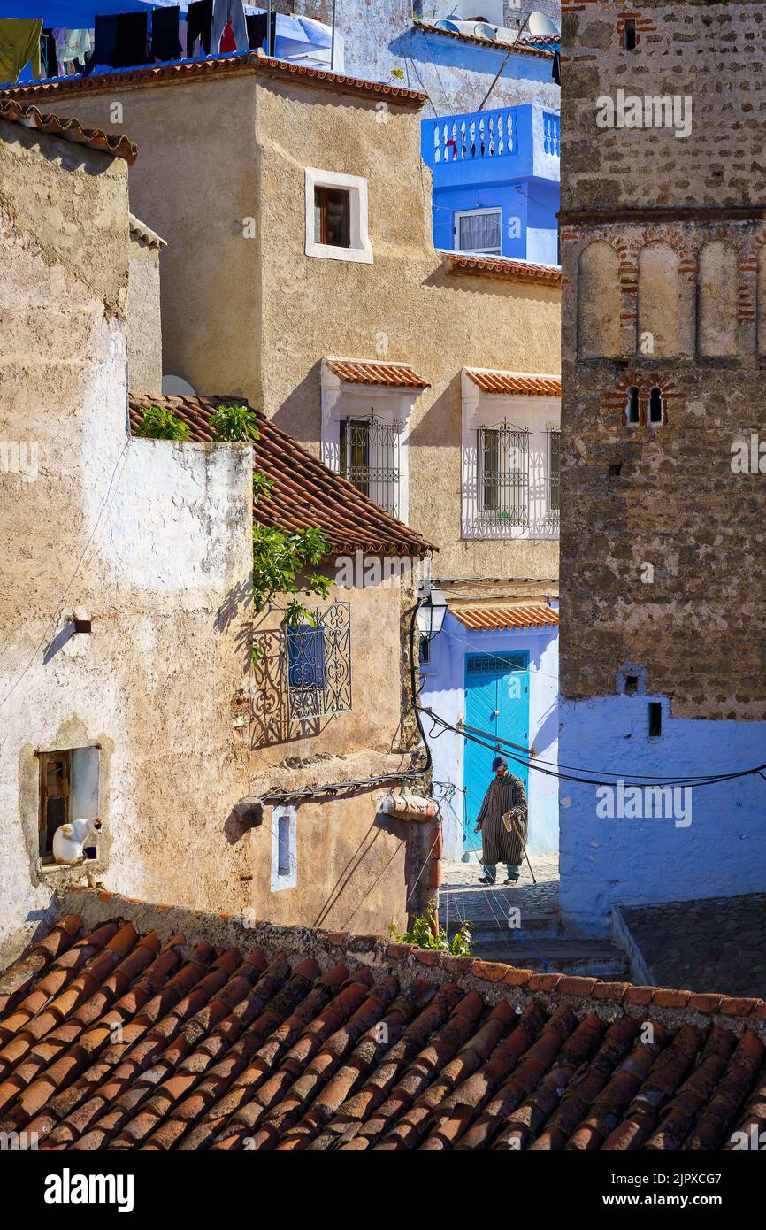 Vista sul tetto di un vecchio a piedi a Chefchaouen, Marocco Foto Stock