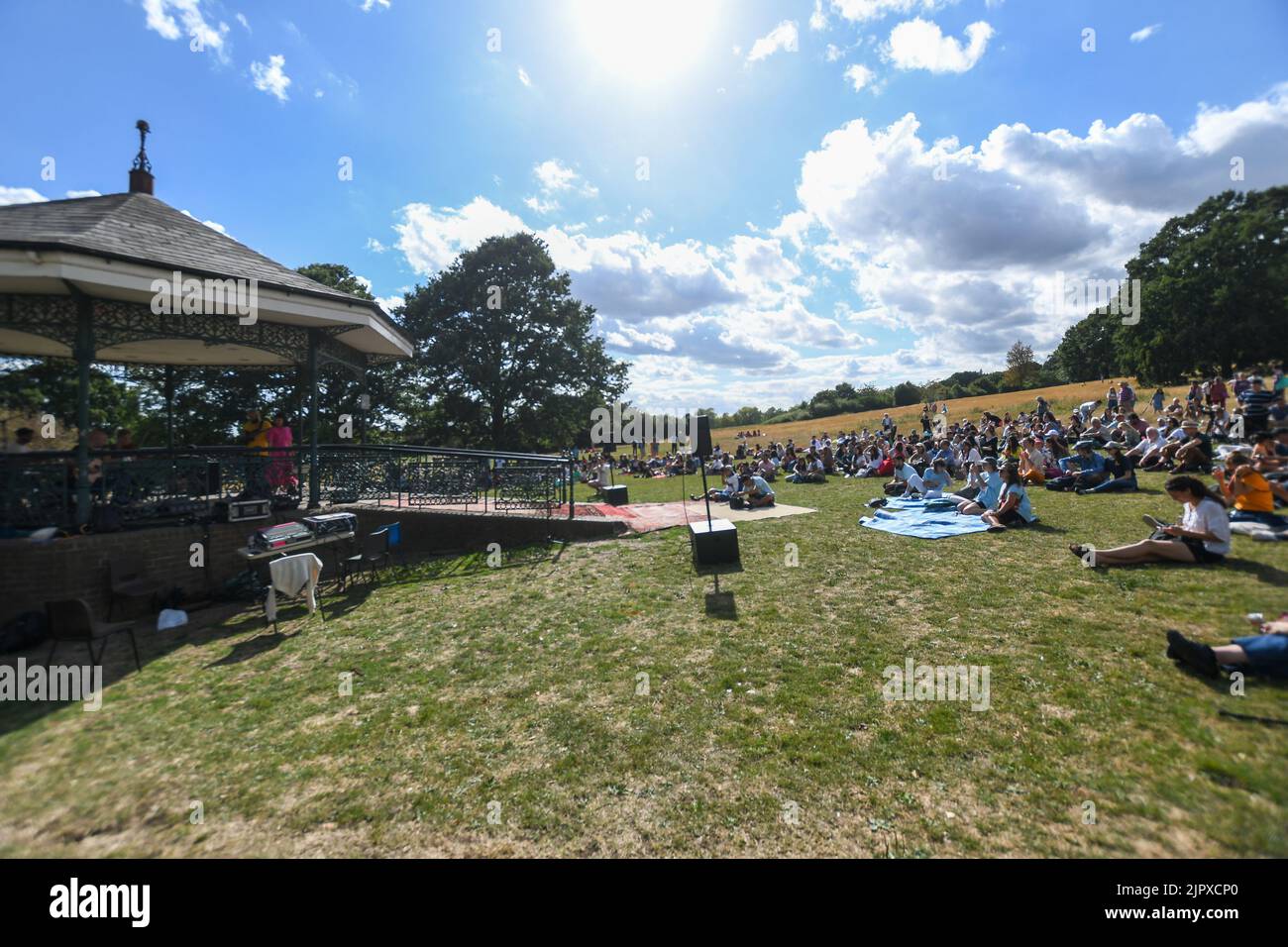 Londra, Regno Unito, 20th agosto 2022, Fly With Me, per segnare l'anno dalla caduta dell'Afghanistan ai talebani. Aquiloni volanti, musica, danza. Organizzato dal Good Chance Theatre al Parliament Hill Viewpoint su Hampstead Heath, Andrew Lalchan Photography/Alamy Live News Foto Stock